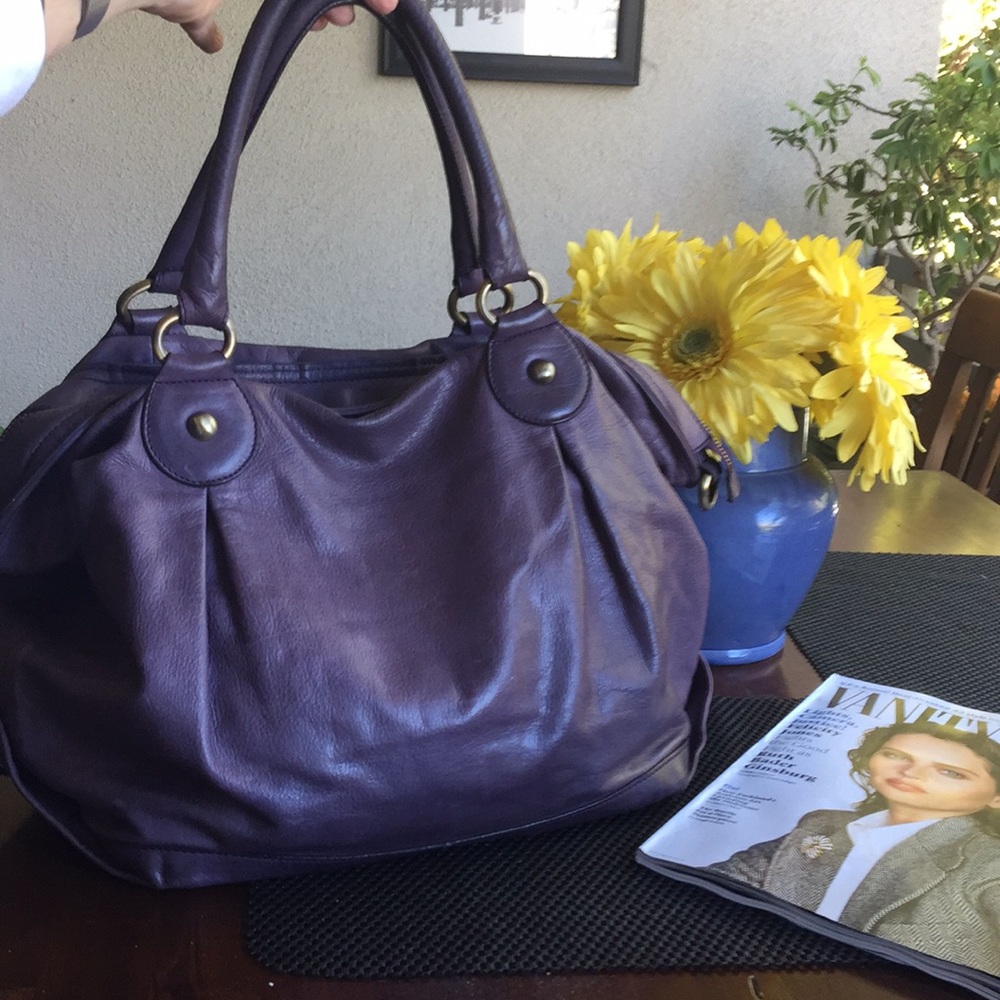 Beautiful leatherpurple tote made in Italy by Abro